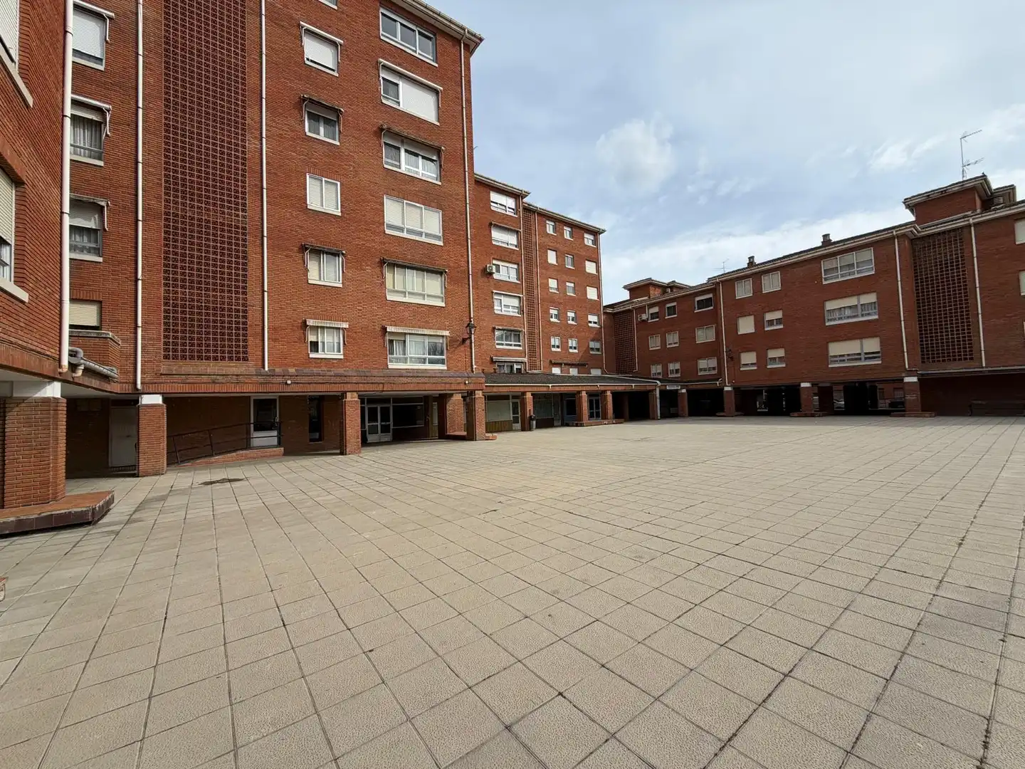 Vista exterior de Piso en venta en Venta de Baños con Calefacción, Parquet y Terraza