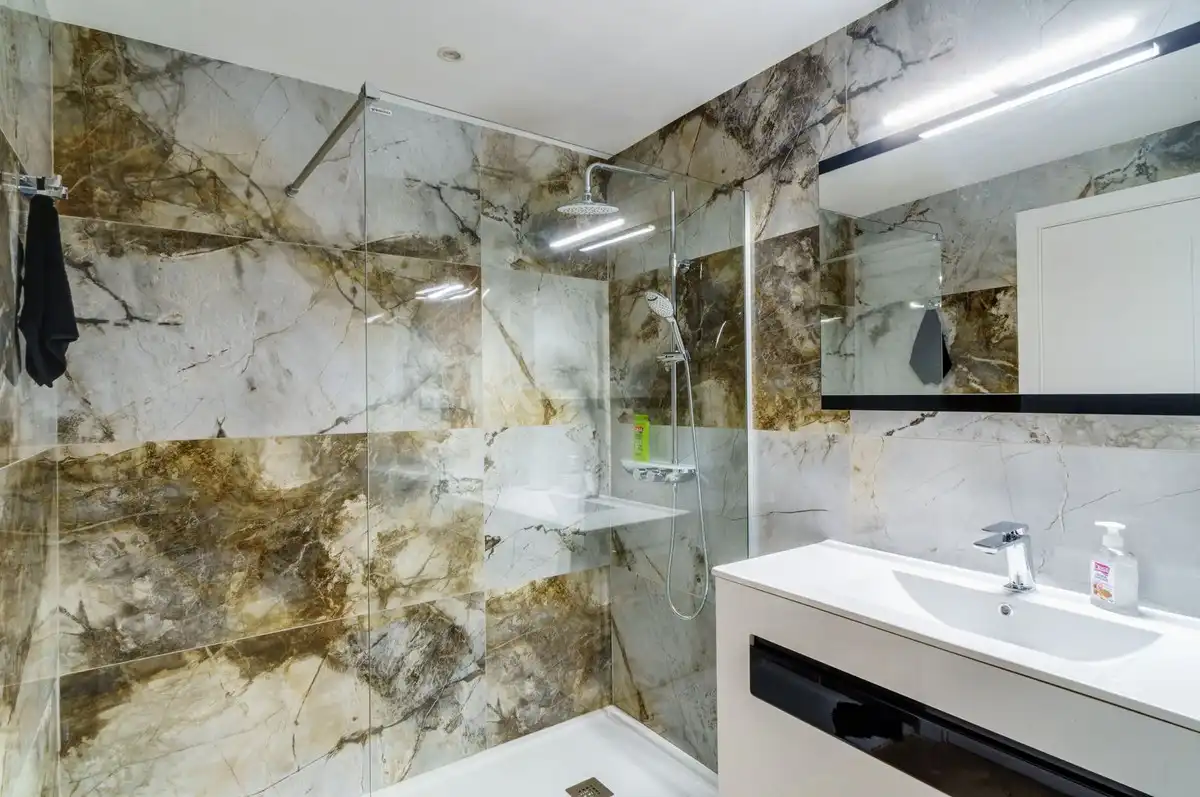 Baño de Planta baja de alquiler en Estepona con Aire acondicionado, Terraza y Piscina comunitaria