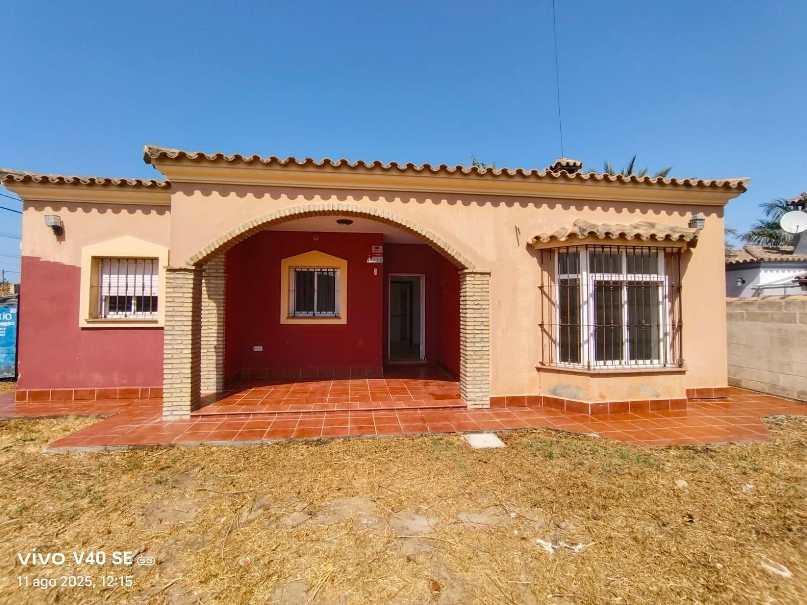Vista exterior de Casa o xalet en venda en Chiclana de la Frontera amb Jardí privat