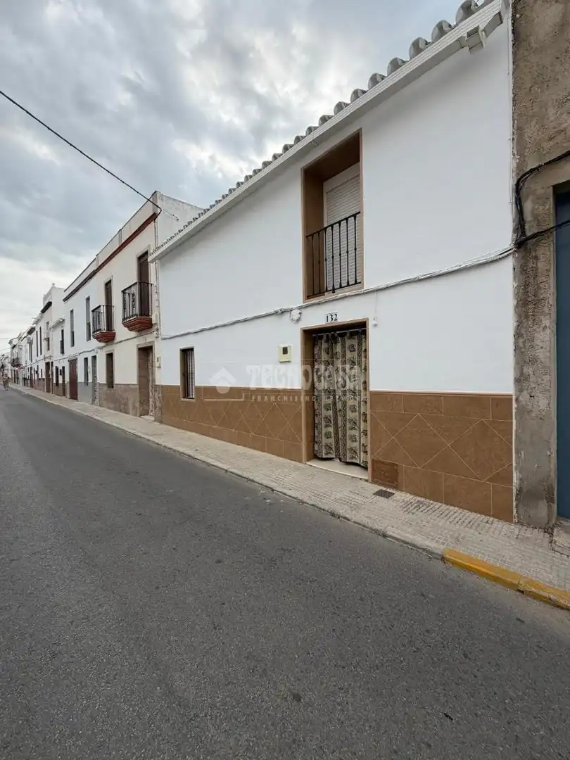 Vista exterior de Casa o xalet en venda en El Coronil amb Aire condicionat, Calefacció i Balcó