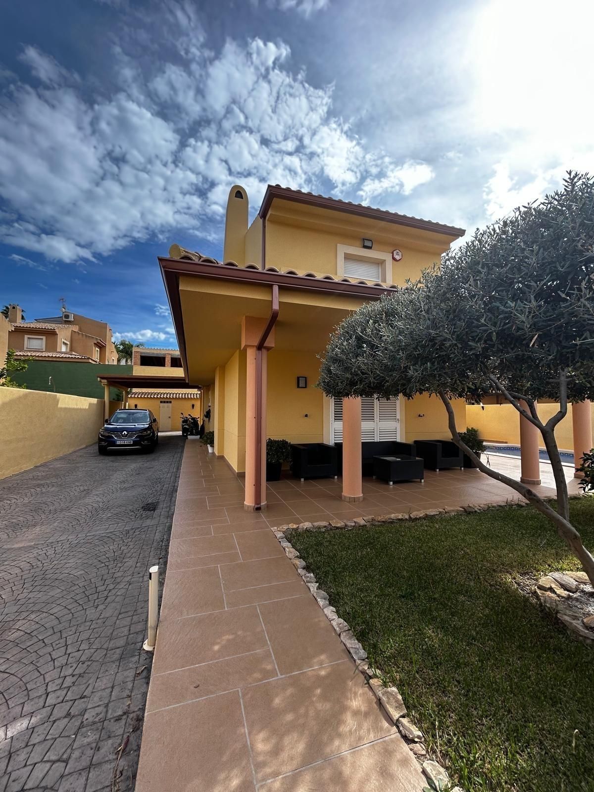 Vista exterior de Casa adosada en venda en Benidorm amb Jardí privat, Terrassa i Traster