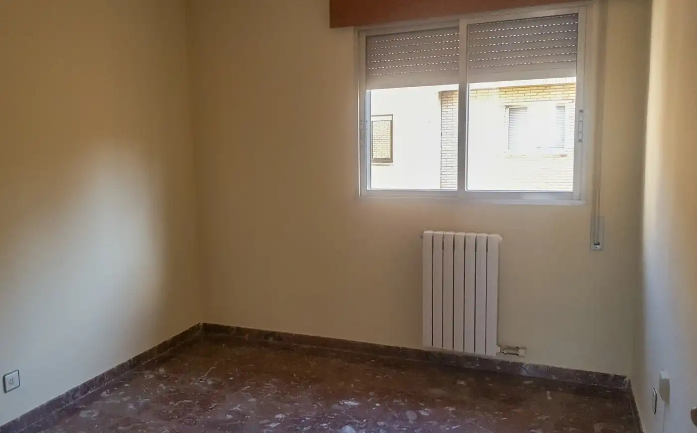 Schlafzimmer von Wohnung zur Miete in Zaragoza mit Klimaanlage, Heizung und Privatgarten
