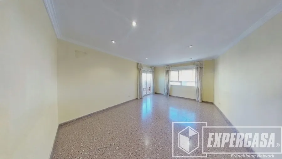 Flat for sale in  Valencia Capital  with Air Conditioner and Storage room