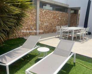 Terrasse von Einfamilien-Reihenhaus miete in Santa Eulària des Riu mit Klimaanlage, Terrasse und Schwimmbad