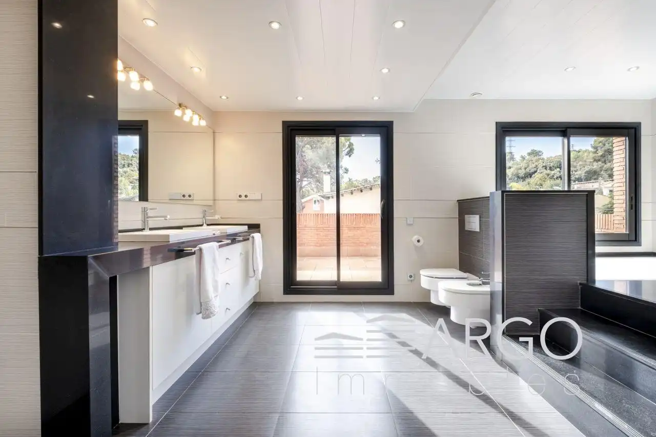 Bathroom of Houses for sale in Sant Cugat del Vallès  with Air Conditioner, Heating and Private garden