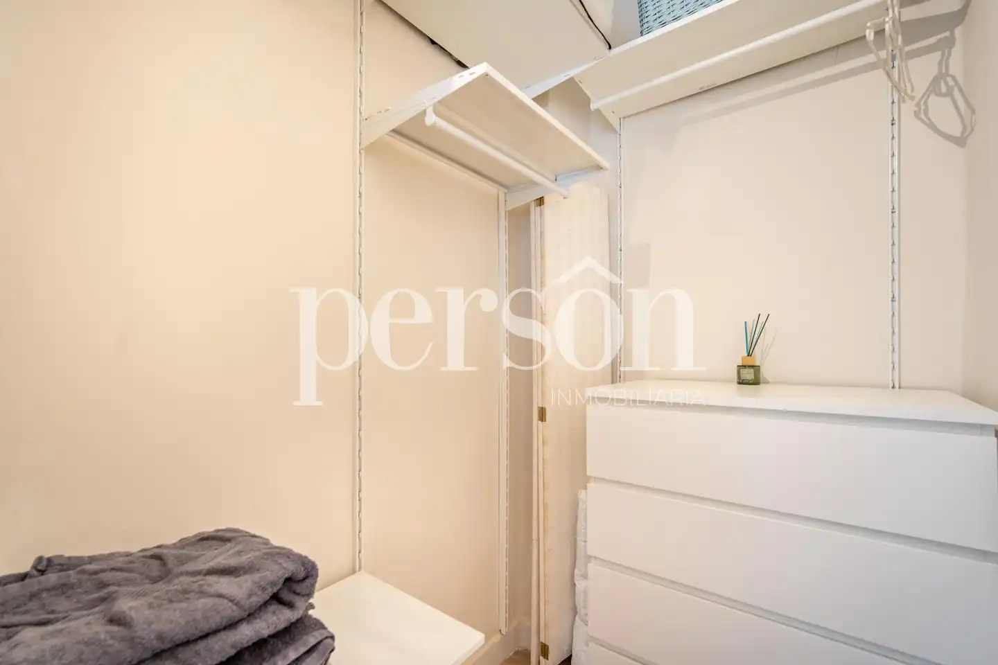 Bedroom of Flat for sale in Valencia  with Air Conditioner, Private garden and Furnished