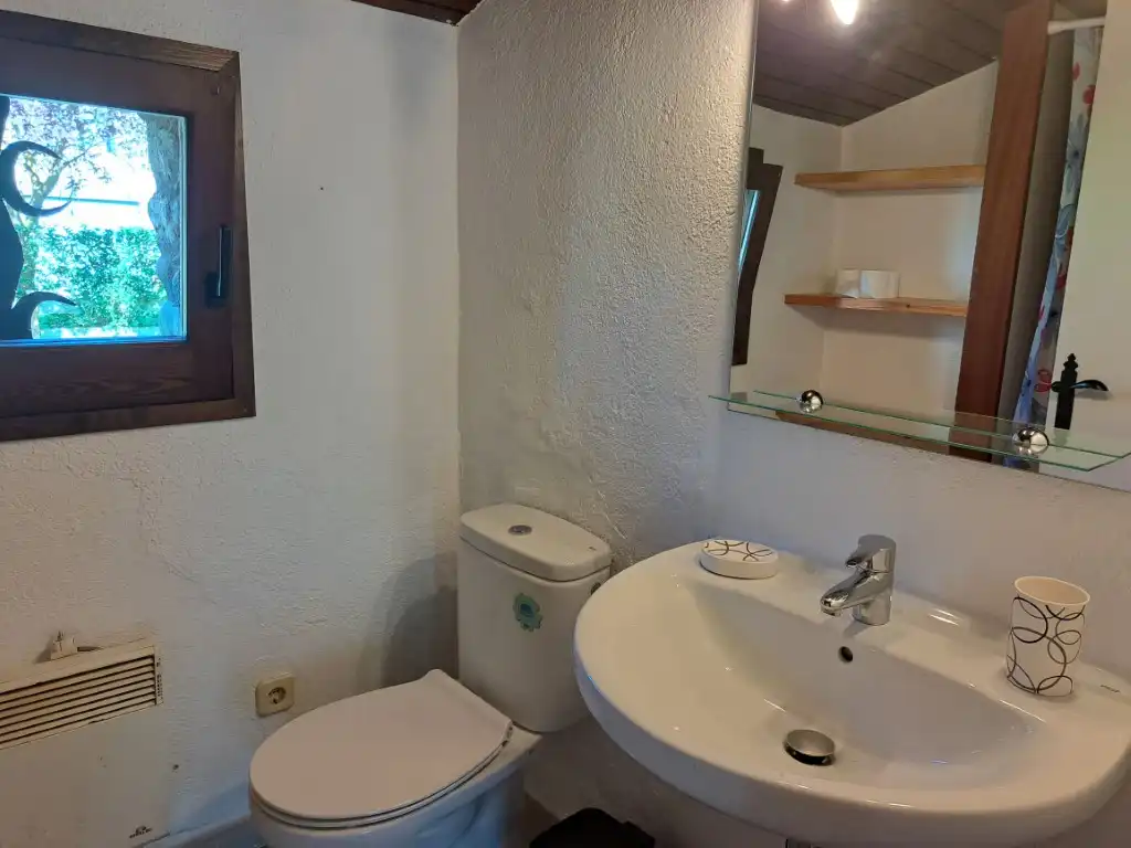Badezimmer von Erdgeschoss zur Miete in Das mit Heizung, Privatgarten und Parkett