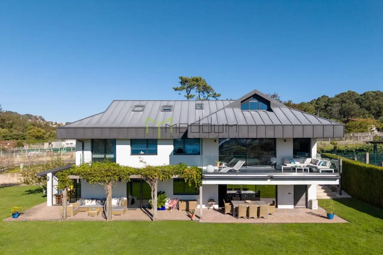 Vista exterior de Casa o xalet en venda en Bueu amb Calefacció, Jardí privat i Terrassa