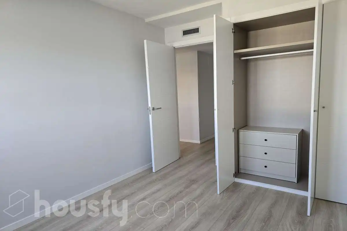 Schlafzimmer von Wohnung zur Miete in Sant Adrià de Besòs mit Klimaanlage und Balkon