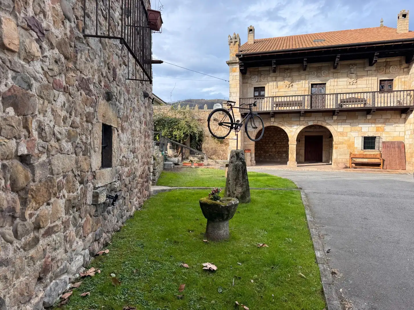 Vista exterior de Casa o chalet en venta en Los Corrales de Buelna  con Calefacción, Jardín privado y Terraza