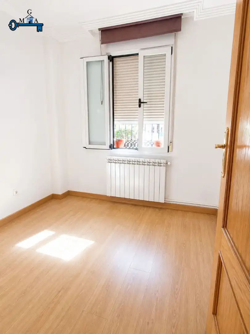 Bedroom of Flat for sale in Fuenlabrada  with Air Conditioner, Heating and Parquet flooring