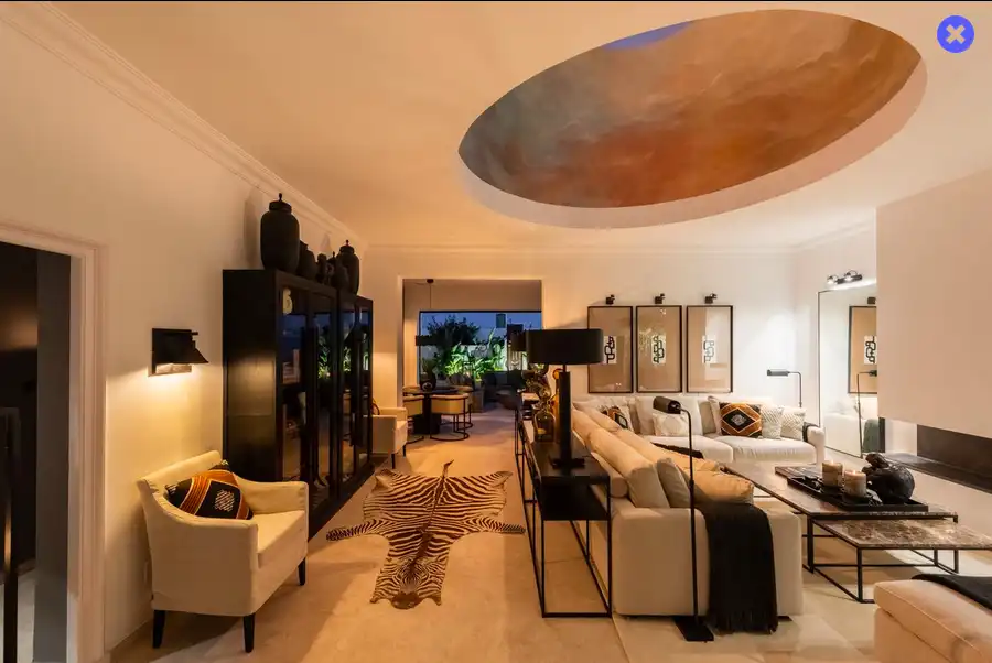 Sala d'estar de Casa adosada en venda en Marbella amb Aire condicionat, Terrassa i Moblat