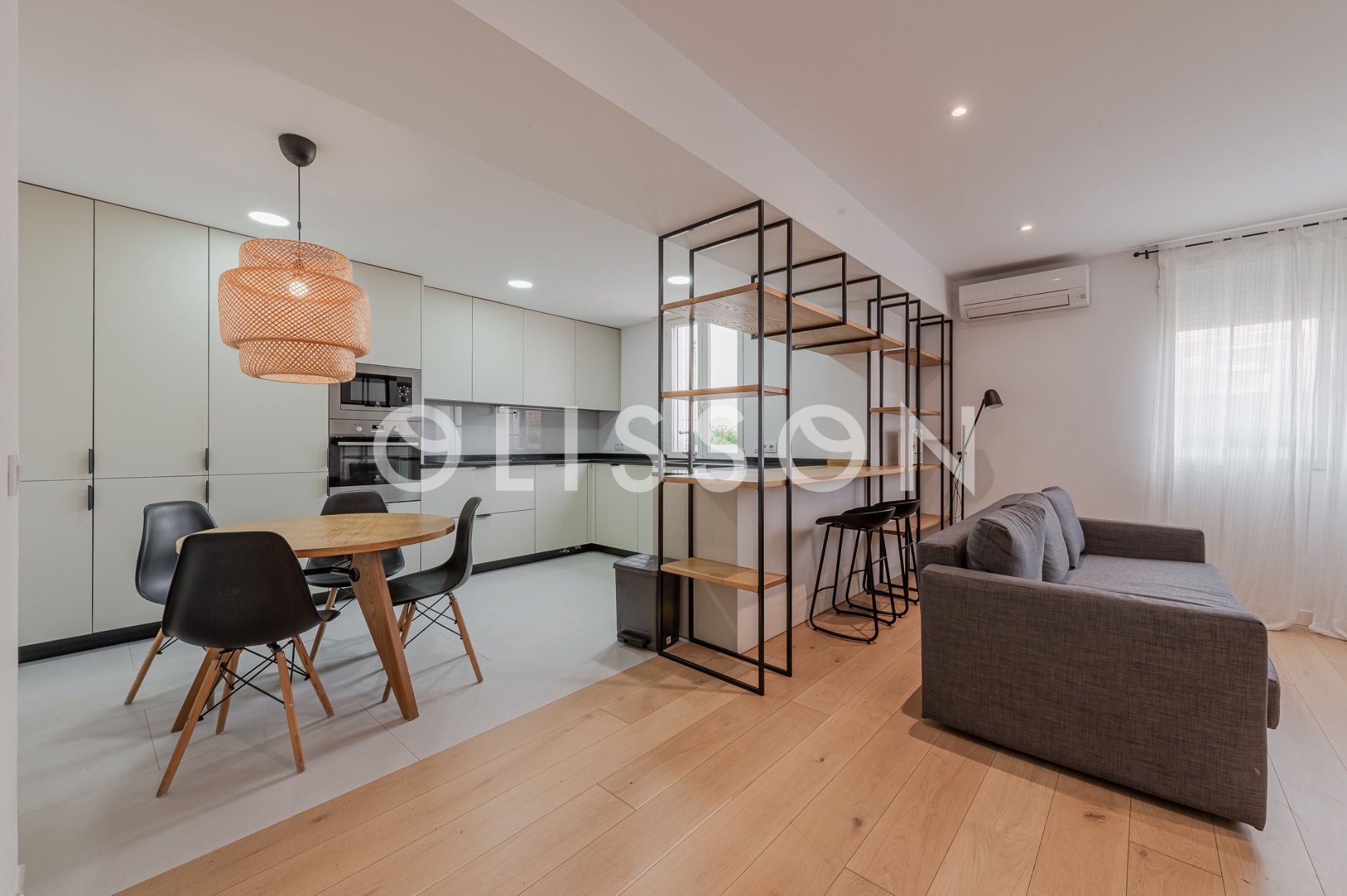 Living room of Flat for sale in  Madrid Capital  with Air Conditioner and Heating
