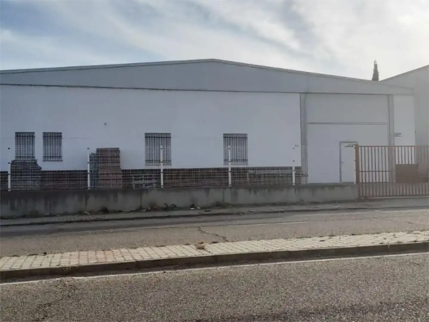 Außenansicht von Fabrikhallen zum Verkauf in Zamora Capital 