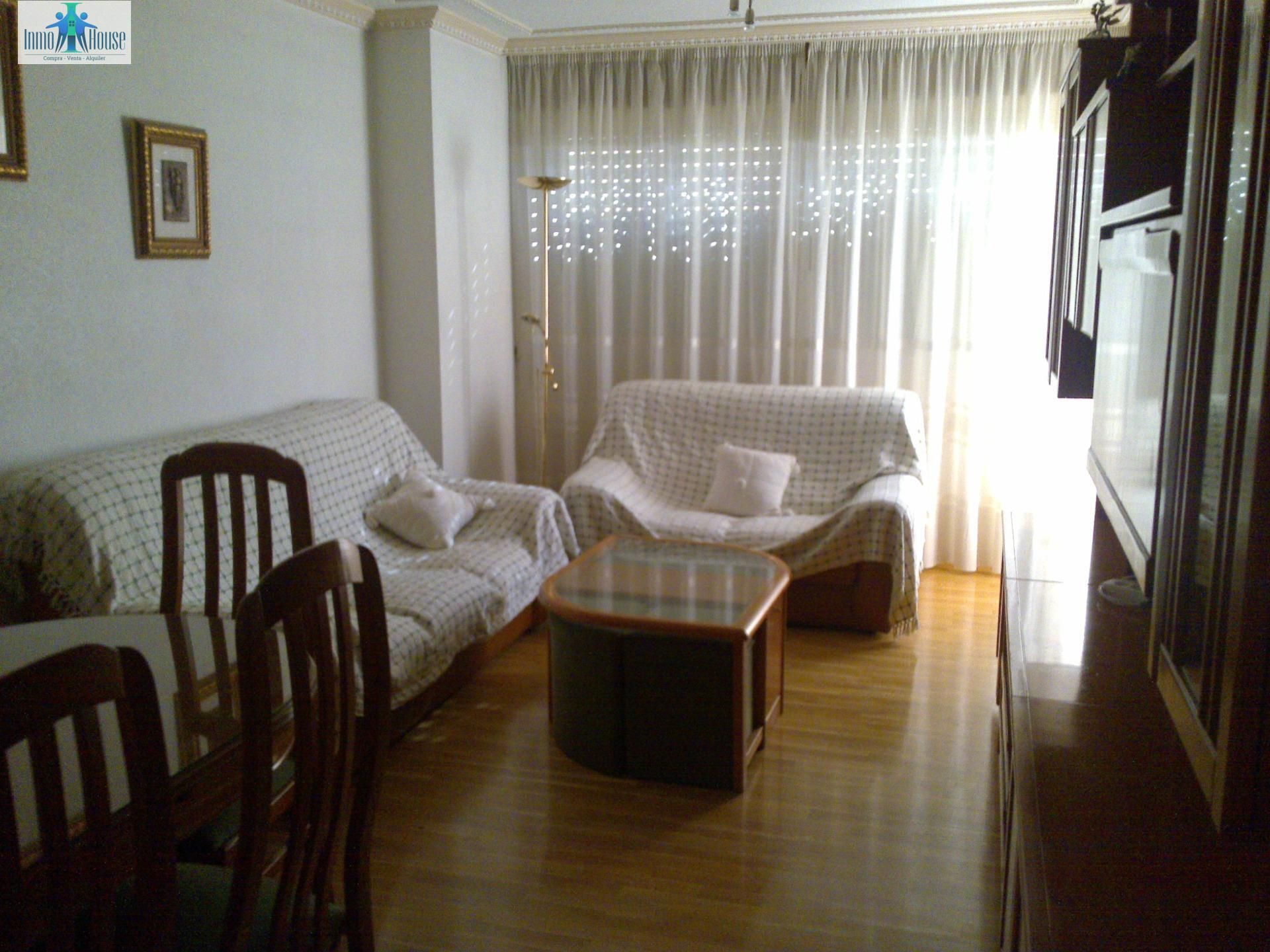 Sala de estar de Piso de alquiler en  Albacete Capital con Calefacción, Parquet y Balcón
