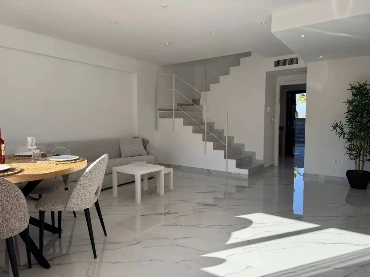 Sala de estar de Casa adosada en venta en Torrevieja con Aire acondicionado, Jardín privado y Amueblado
