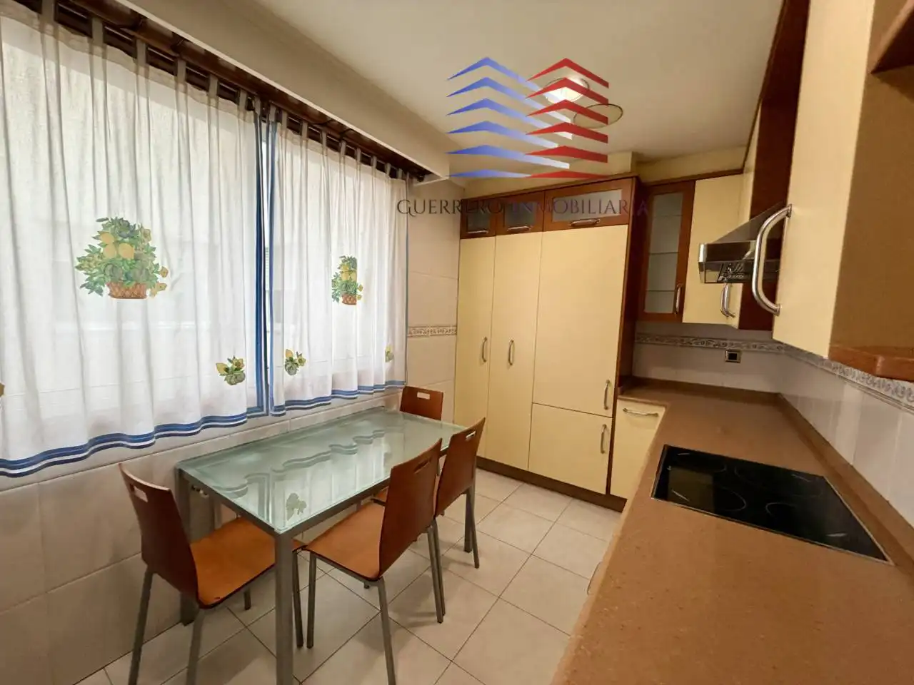 Cuina de Apartament de lloguer en Ourense Capital  amb Calefacció, Parquet i Terrassa