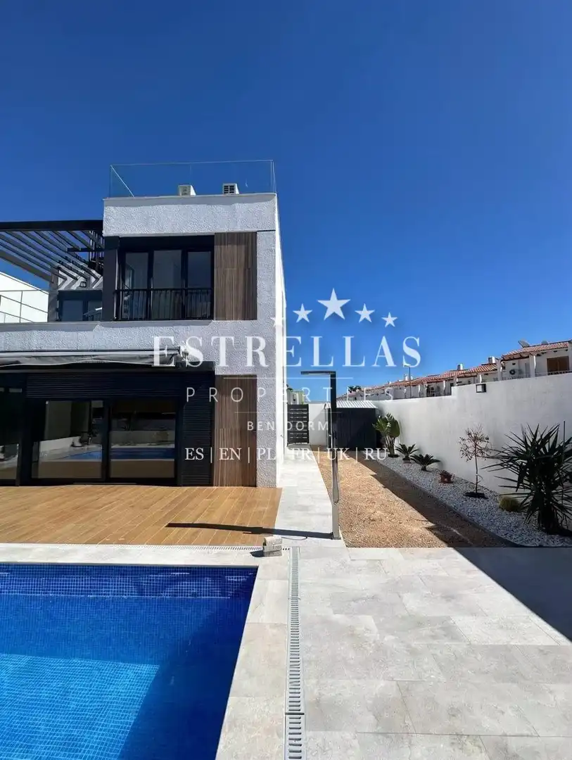 Vista exterior de Casa o chalet en venta en La Nucia con Aire acondicionado, Calefacción y Jardín privado