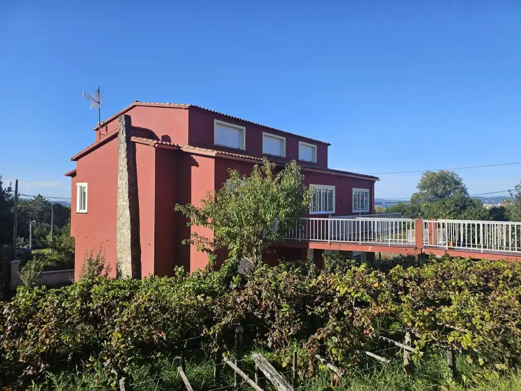 Vista exterior de Casa o xalet en venda en Boiro amb Calefacció, Jardí privat i Parquet