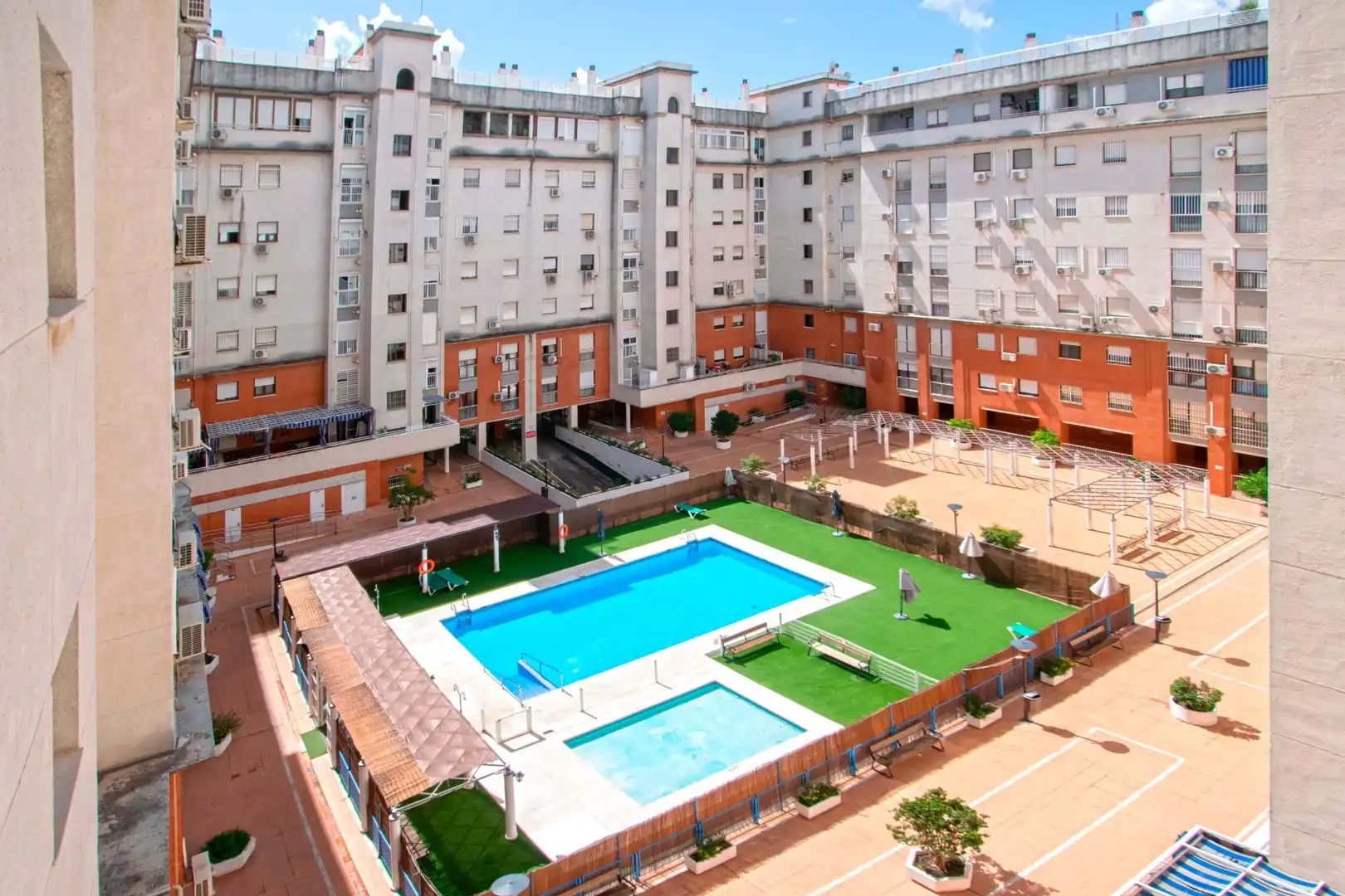 Piscina de Pis en venda en Sevilla amb Aire condicionat, Calefacció i Piscina comunitària