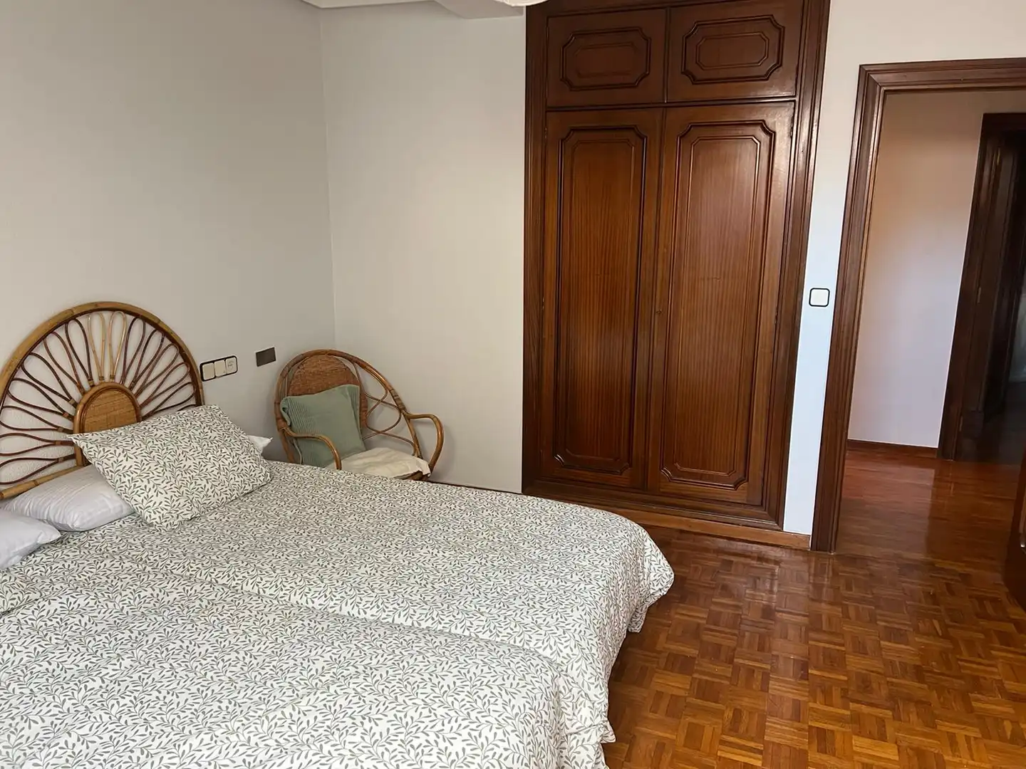 Schlafzimmer von Wohnung zur Miete in Oviedo  mit Heizung, Parkett und Möbliert