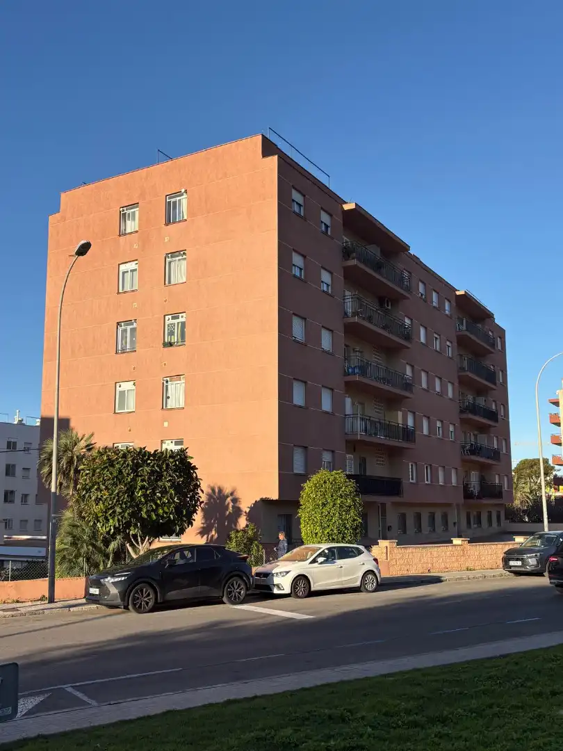 Außenansicht von Wohnung zum Verkauf in Sitges mit Terrasse, Abstellraum und Balkon