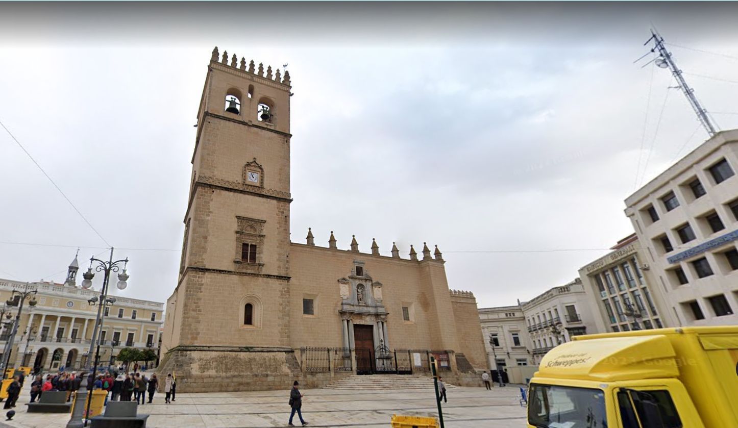 Vista exterior de Edifici en venda en Badajoz Capital