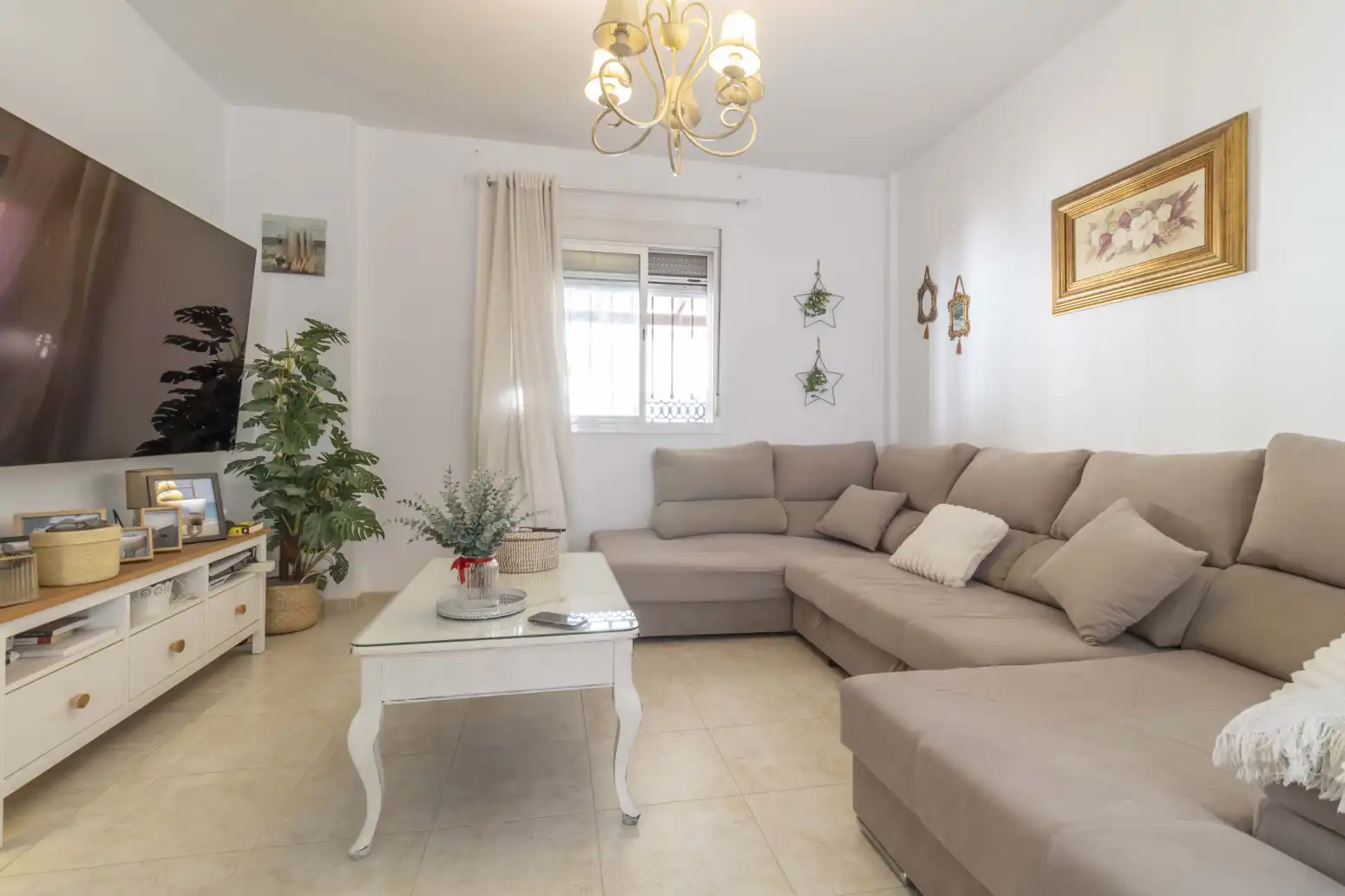 Sala d'estar de Casa adosada en venda en Gines amb Aire condicionat, Jardí privat i Terrassa