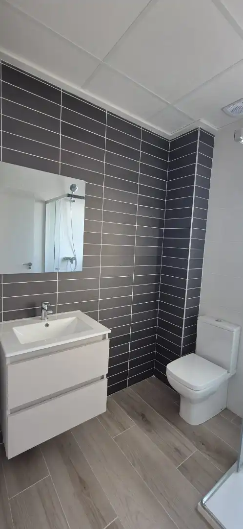 Badezimmer von Erdgeschoss zum Verkauf in Guardamar del Segura mit Terrasse, Abstellraum und Gemeinschaftspool