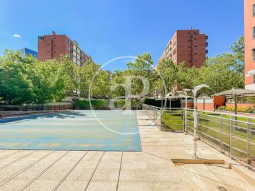 Pis amb piscina en venda a C. de Eros