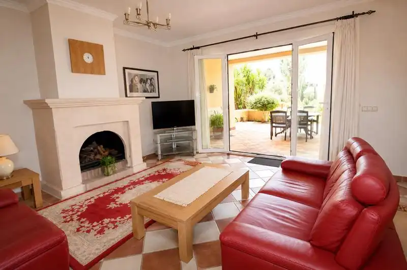 Wohnzimmer von Wohnung zum Verkauf in Casares mit Klimaanlage, Heizung und Privatgarten