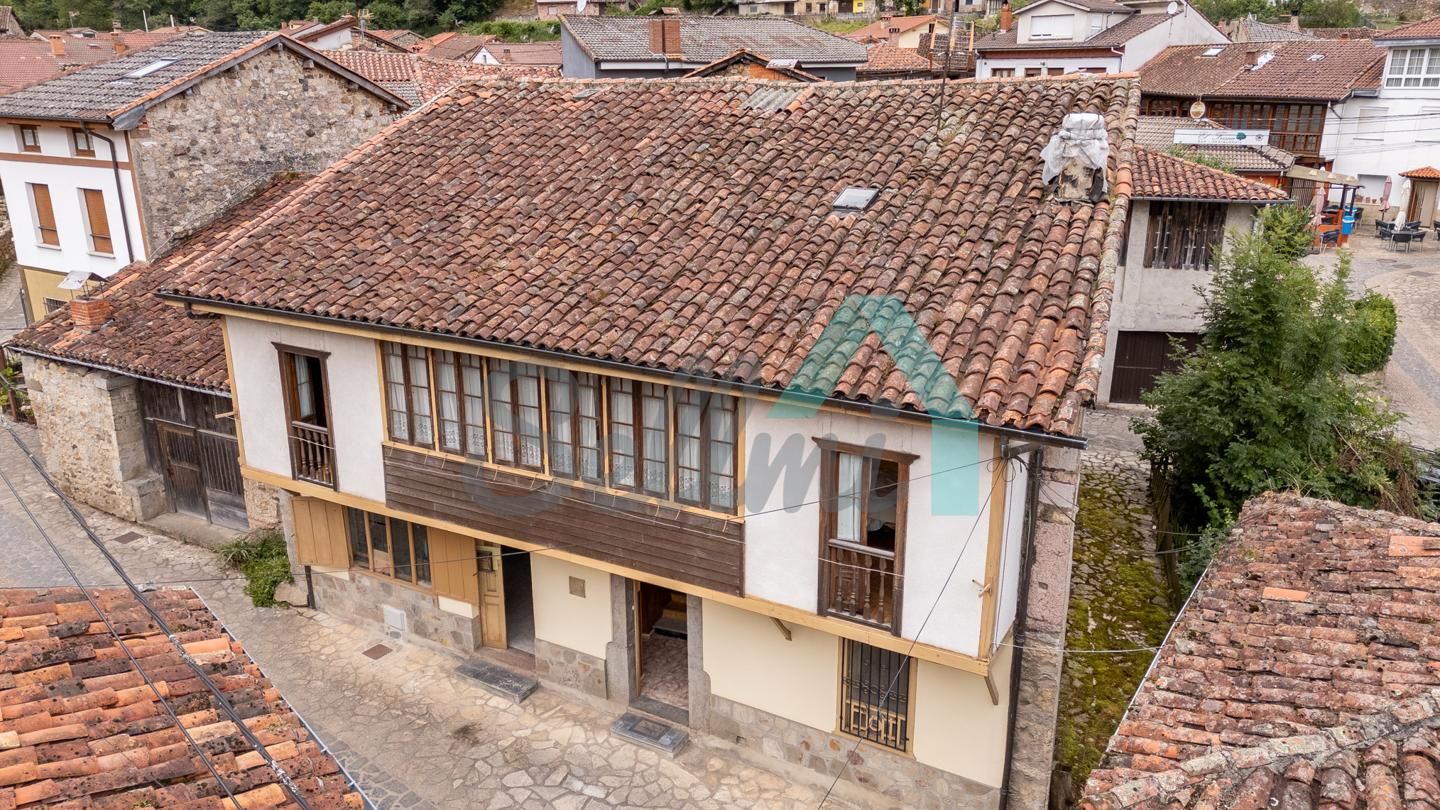 Exterior view of House or chalet for sale in Sobrescobio  with Parquet flooring and Storage room