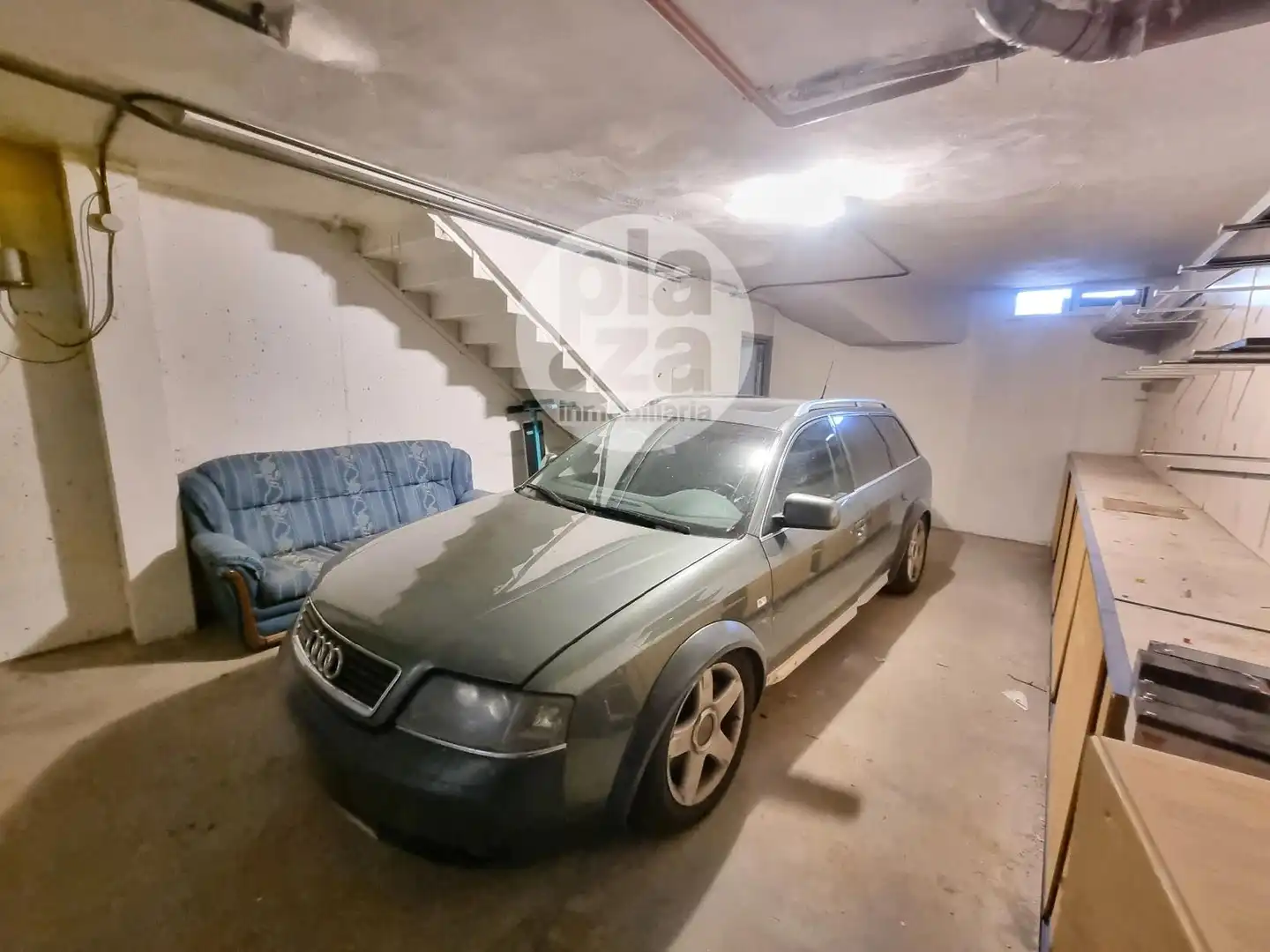 Parking de Casa adosada en venta en Burgos con Calefacción y Jardín privado