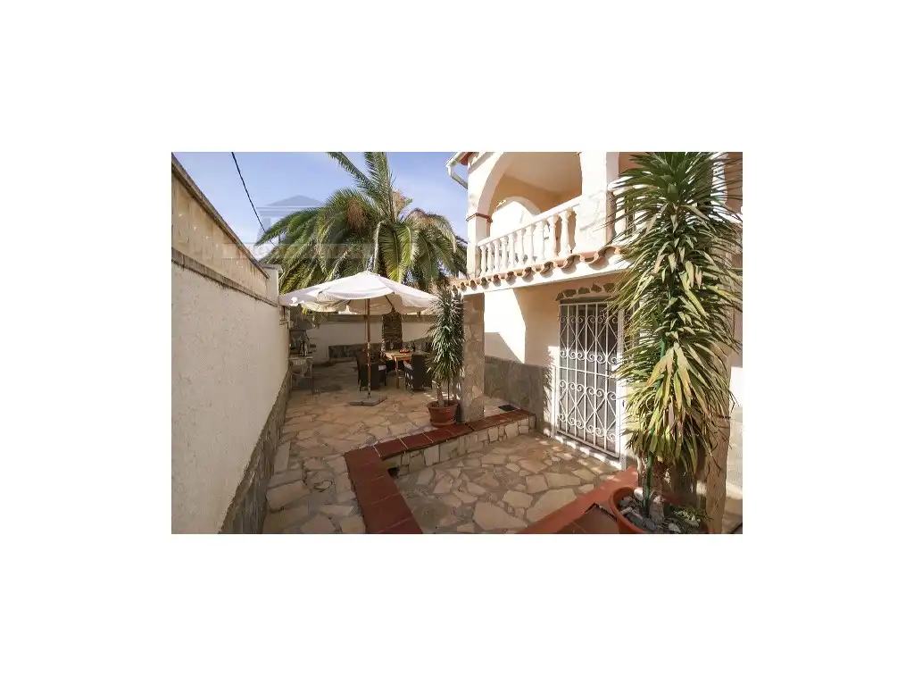 Casa amb piscina en venda a Calle Illes Canaries De Les, imagen 3