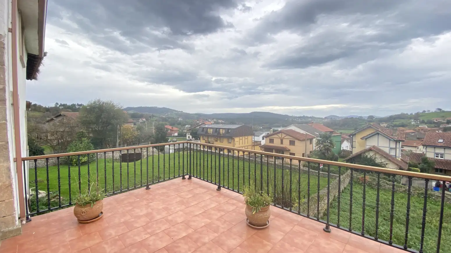 Terrasse von Einfamilien-Reihenhaus zum Verkauf in Voto mit Heizung, Privatgarten und Terrasse