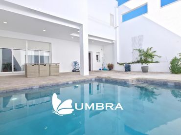 House with pool for sale in LEO 37