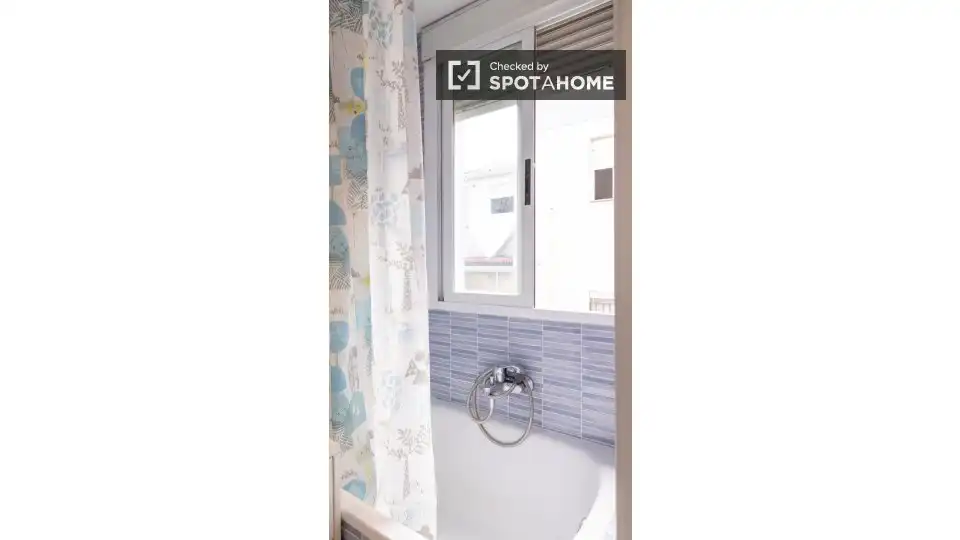 Bathroom of Flat for rent in Madrid  with Air Conditioner, Heating and Furnished