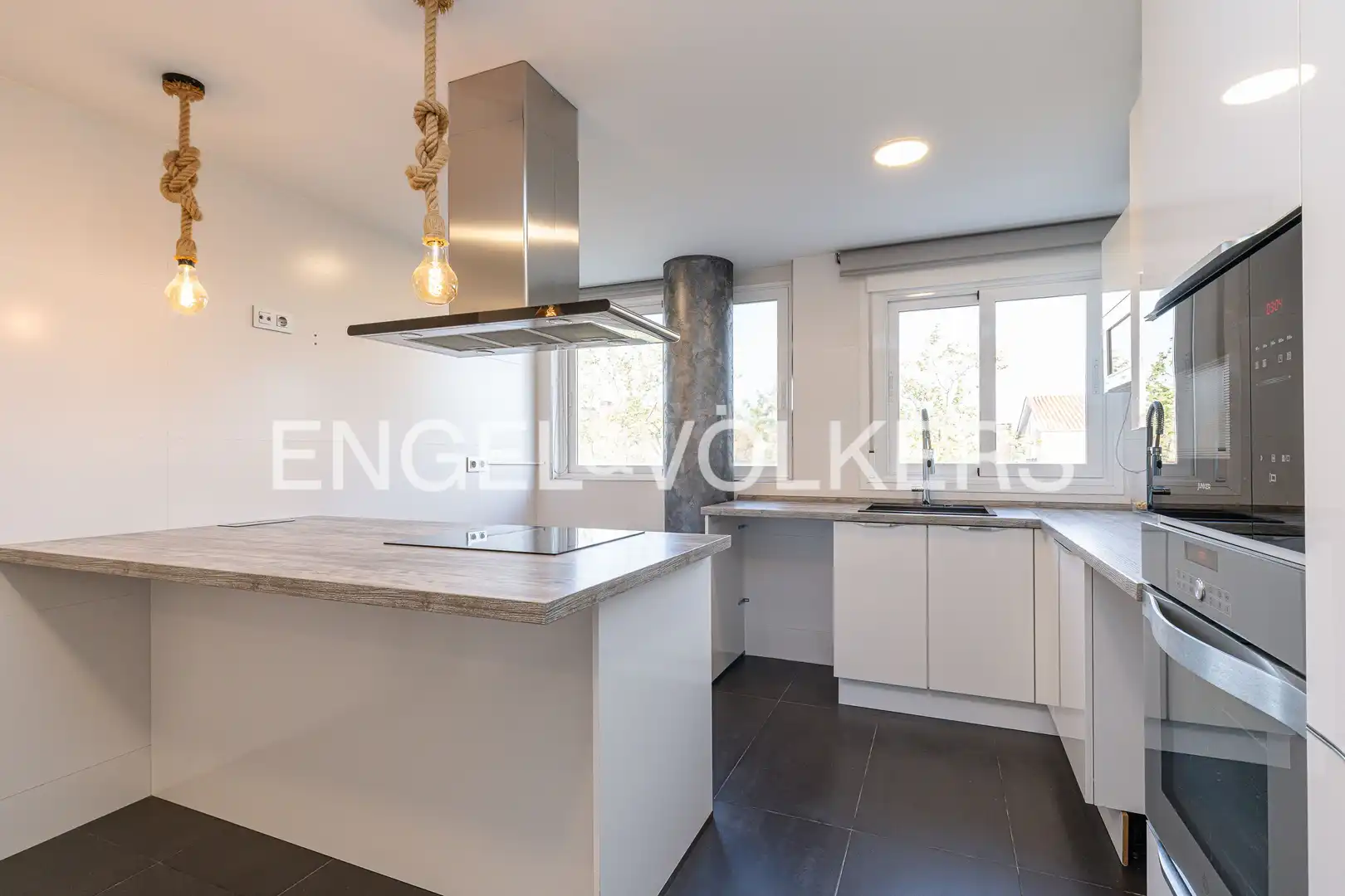 Cocina de Dúplex en venta en Alcorcón con Aire acondicionado, Calefacción y Jardín privado