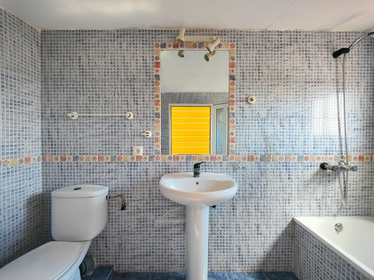 Badezimmer von Einfamilien-Reihenhaus zum Verkauf in Torrevieja mit Klimaanlage, Privatgarten und Terrasse