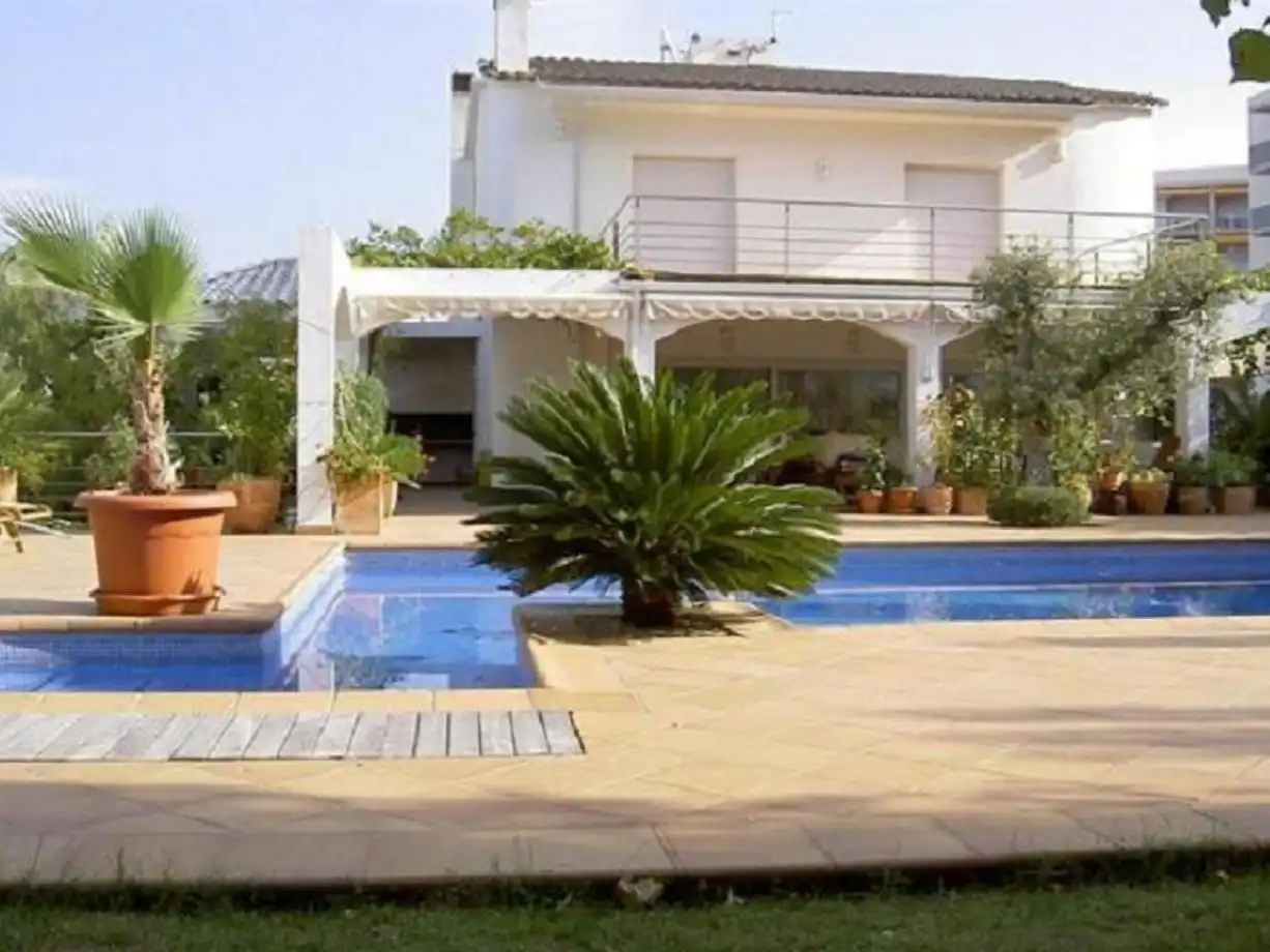 Detached house with pool to rent in Cap Blanc 10