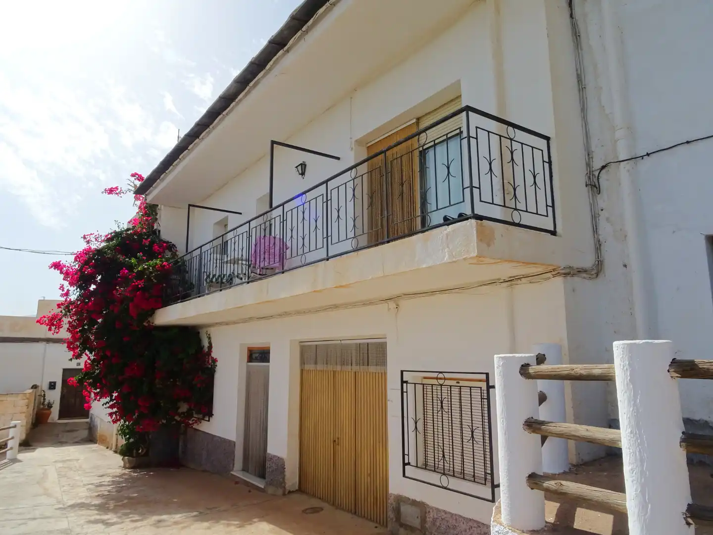 Außenansicht von Einfamilien-Reihenhaus zum Verkauf in Nevada mit Terrasse, Möbliert und Balkon