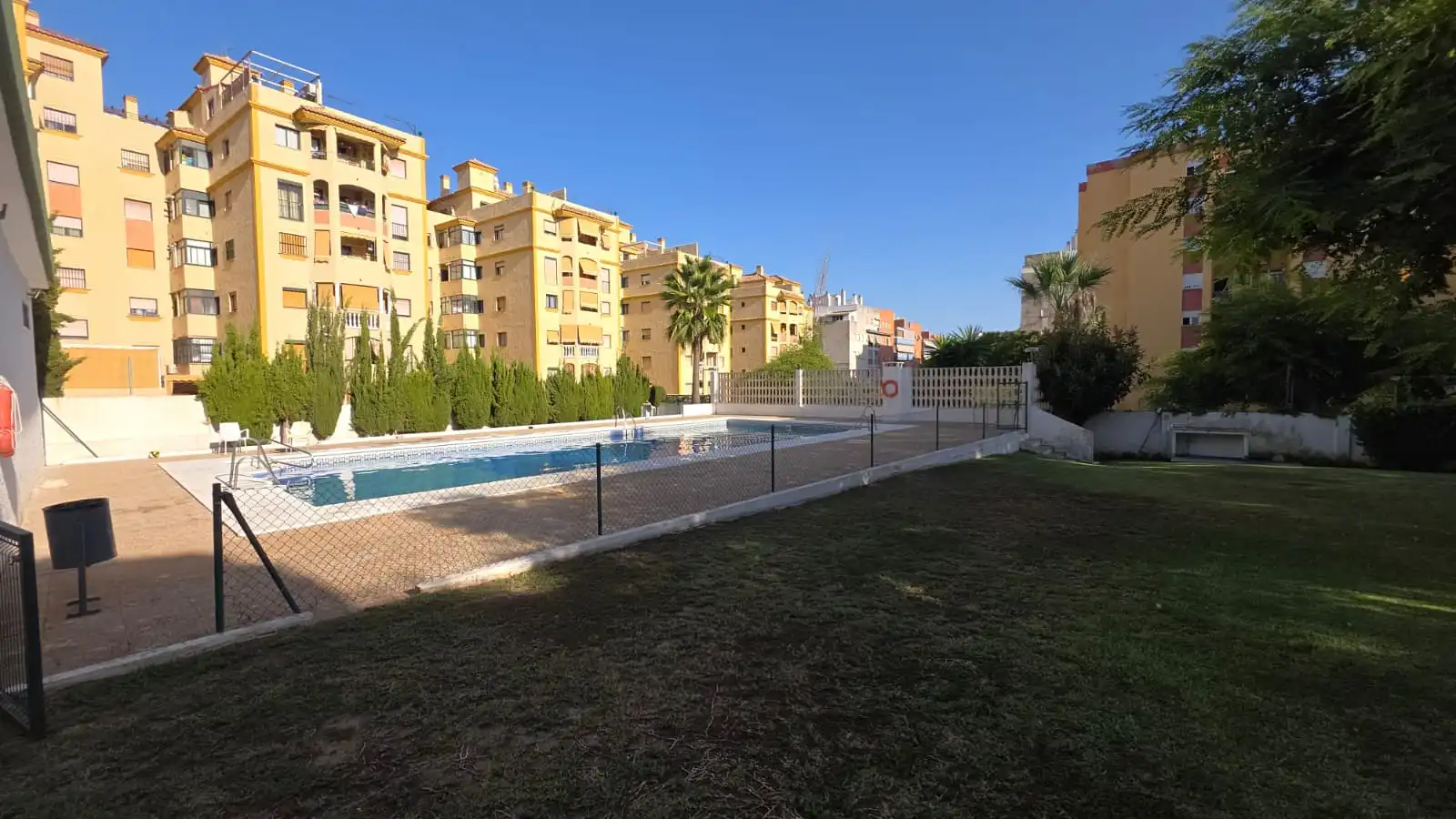 Piscina de Piso en venta en Marbella con Terraza, Piscina y Horno