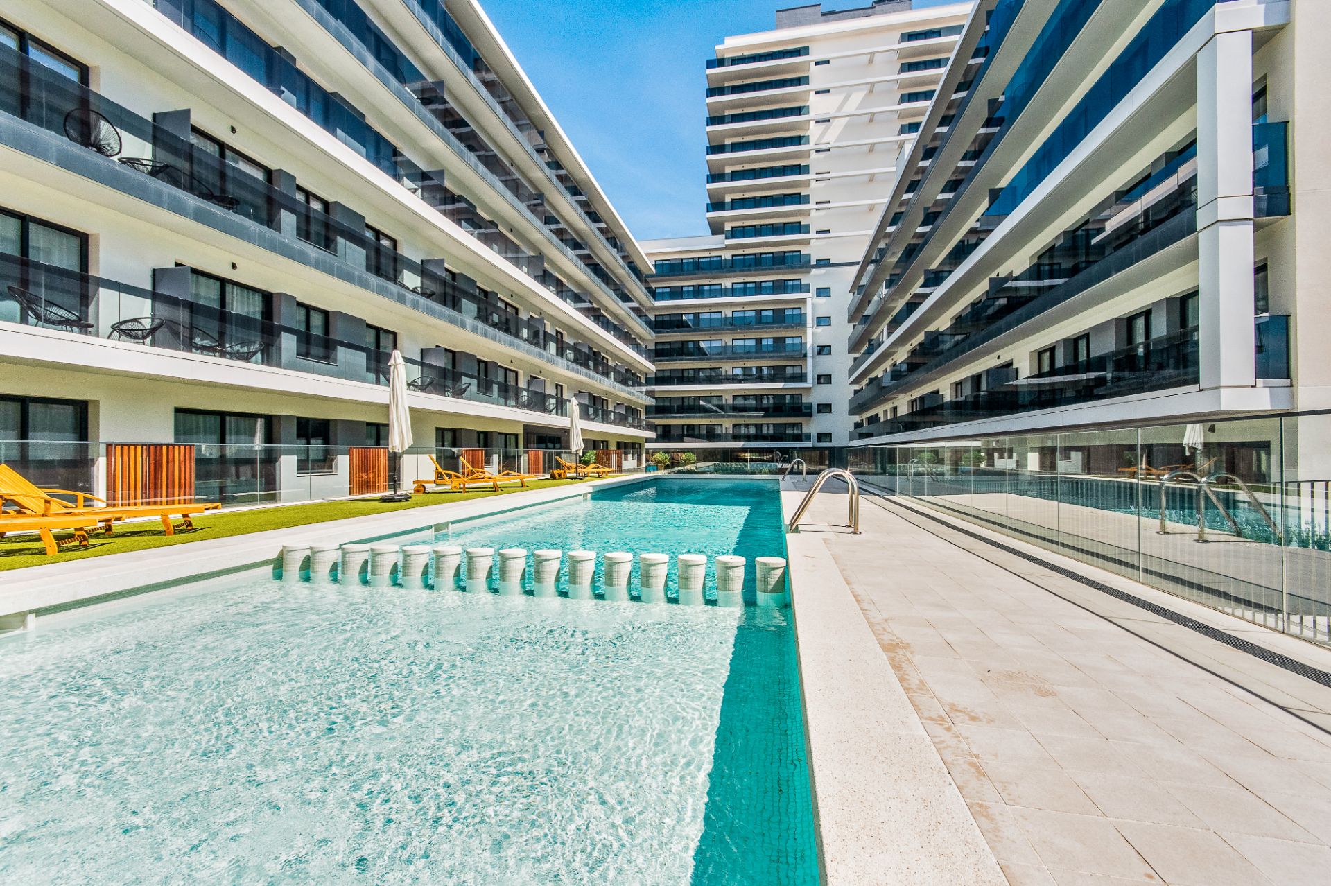 Piscina de Pis de lloguer en  Barcelona Capital amb Aire condicionat, Terrassa i Moblat