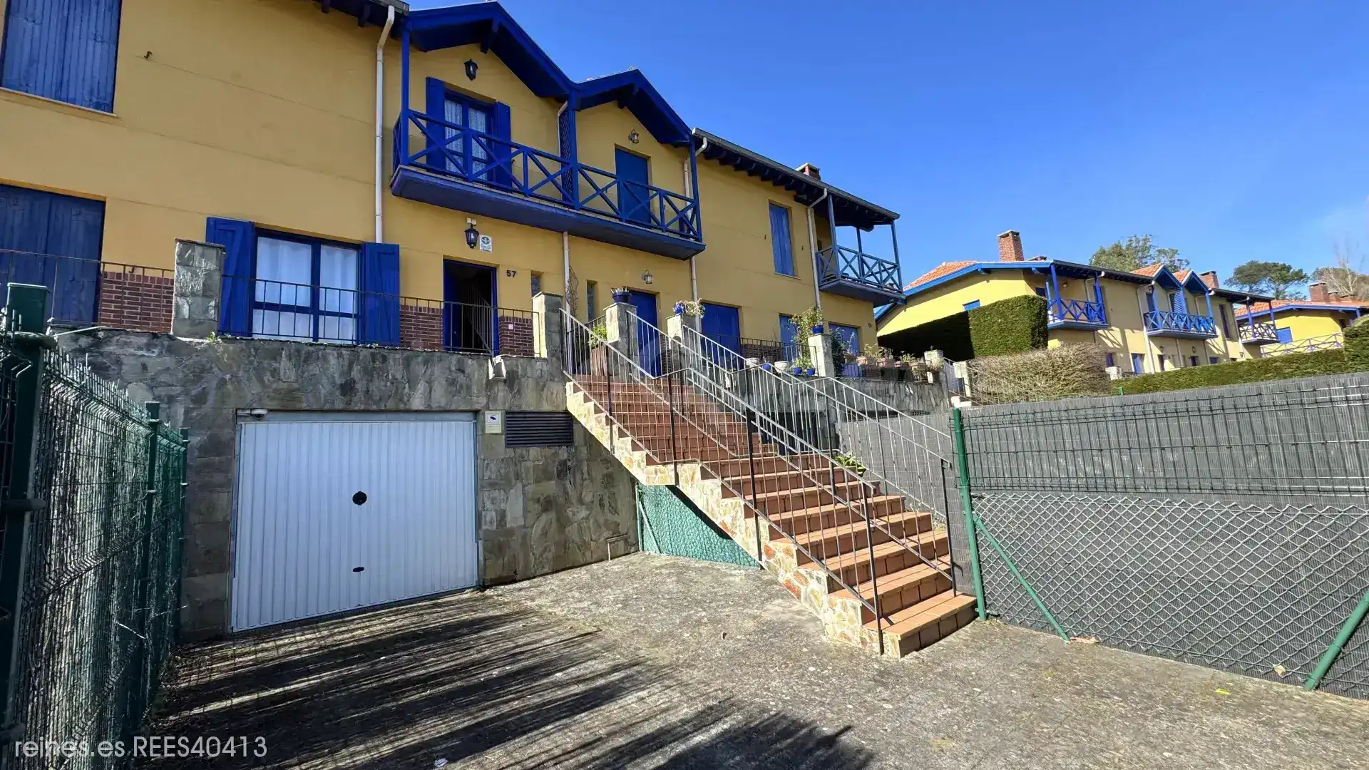 Vista exterior de Casa adosada en venda en Comillas (Cantabria) amb Calefacció, Jardí privat i Terrassa