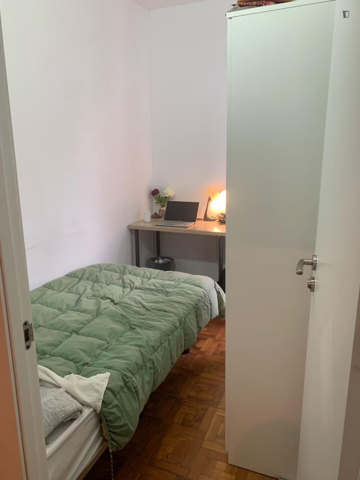Dormitori de Apartament per a compartir en  Barcelona Capital amb Moblat, Rentadora i Internet