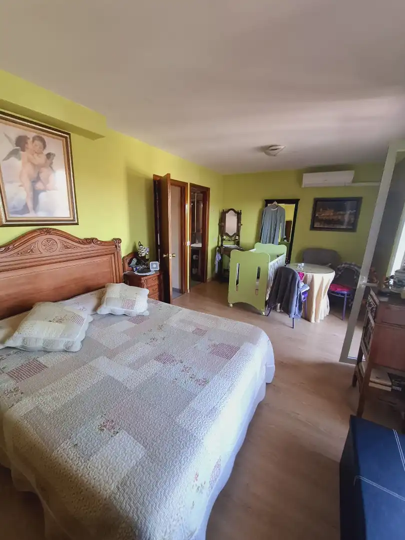 Habitación de Casa adosada en venta en Villaviciosa de Odón con Aire acondicionado, Calefacción y Jardín privado