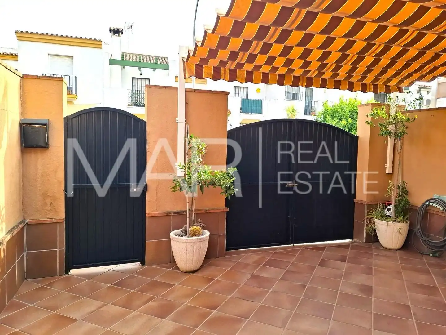 Vista exterior de Casa adosada en venta en Chiclana de la Frontera con Aire acondicionado y Balcón