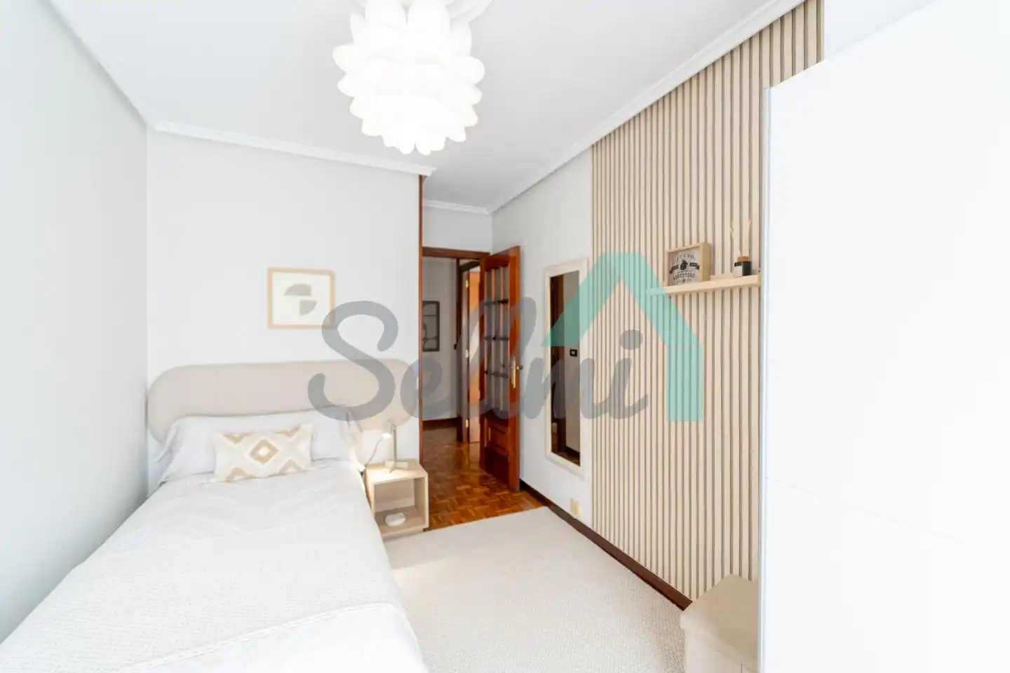 Schlafzimmer von Wohnung zur Miete in Oviedo  mit Heizung, Parkett und Möbliert