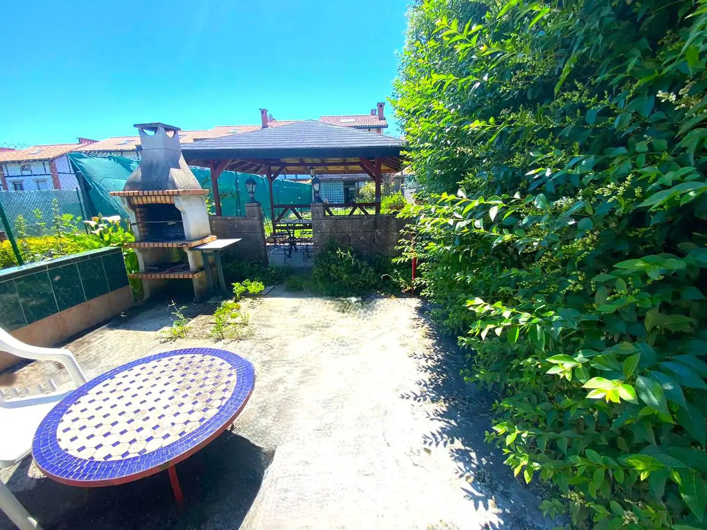 Terrasse von Einfamilien-Reihenhaus zum Verkauf in Castro-Urdiales mit Heizung, Privatgarten und Parkett
