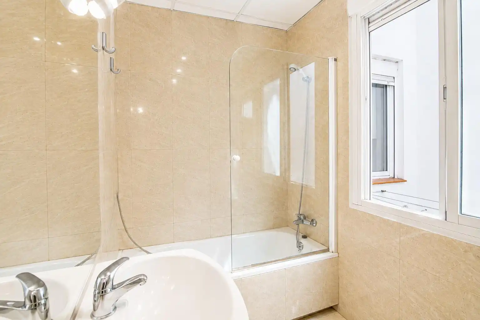 Bathroom of Flat for rent in Madrid  with Air Conditioner, Heating and Parquet flooring